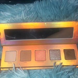 A NEW and UNUSED Urban Decay Eyeshadow Pallet!!